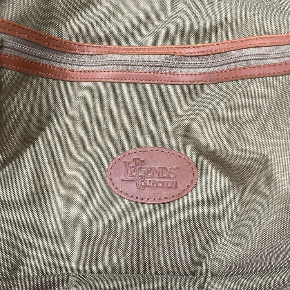 THE LEGENDS COLLECTION by JOSTENS‎ CROSS BODY/Shoulder bag /bottom zip USA MADE